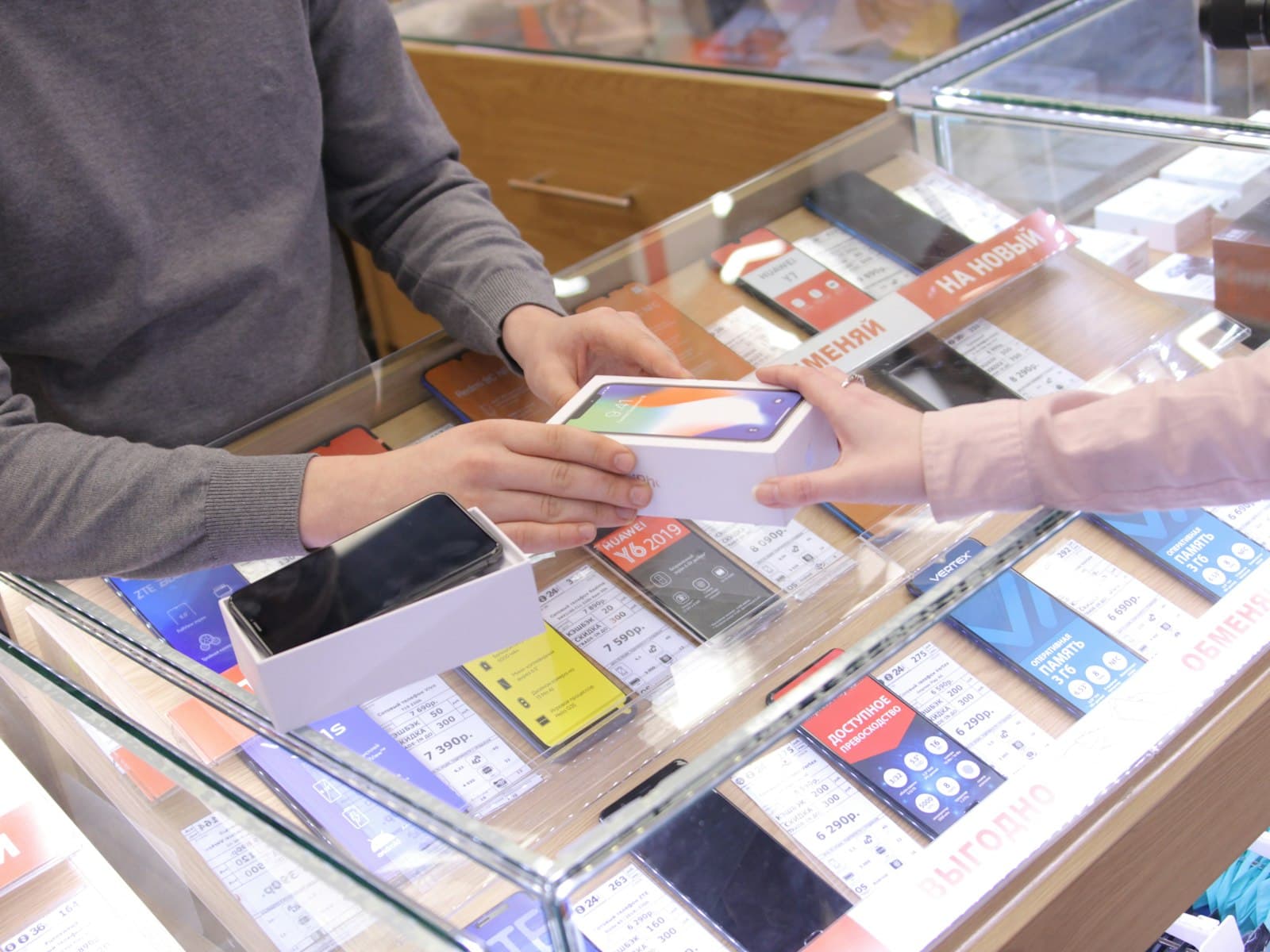 Entrega de un celular a un cliente en el local